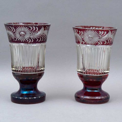 PAR DE FLOREROS CHECOSLOVAQUIA SIGLO XX Elaborados en cristal tipo Bohemia en color rojo 25 cm altura Detalles de conserva...