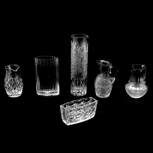 LOTE DE ARTICULOS DE MESA SIGLO XX Elaborados en cristal transparente Diseños facetados y orgánicos Consta de 3 jarras, 3 fl...