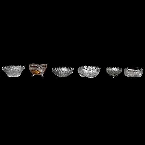 LOTE DE CENTROS DE MESA SIGLO XX Elaborados en cristal transparente  Diseños facetados y 1 en tono ambar 22 cm diametro mayo...