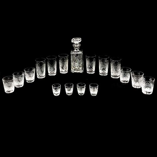JUEGO DE LICOR CHECOSLOVAQUIA SIGLO XX Elaborado en cristal transparente Diseños facetados Consta de licorera, 6 vasos hig...