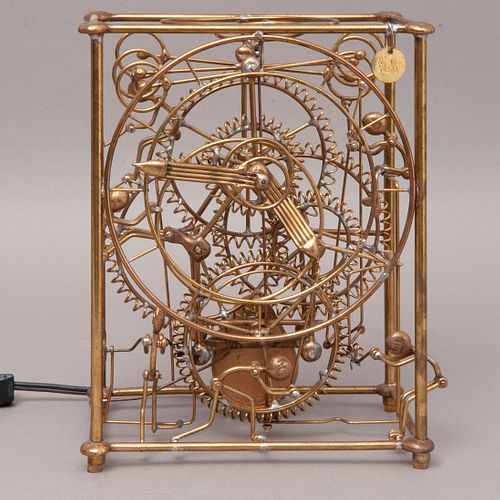 ESCULTURA CINÉTICA (RELOJ DE ESCRITORIO). EUA, SXX. Fabricación por GORDON BRADT & KINETICO STUDIOS. Mod. Six Man Clock. Latón dorado.