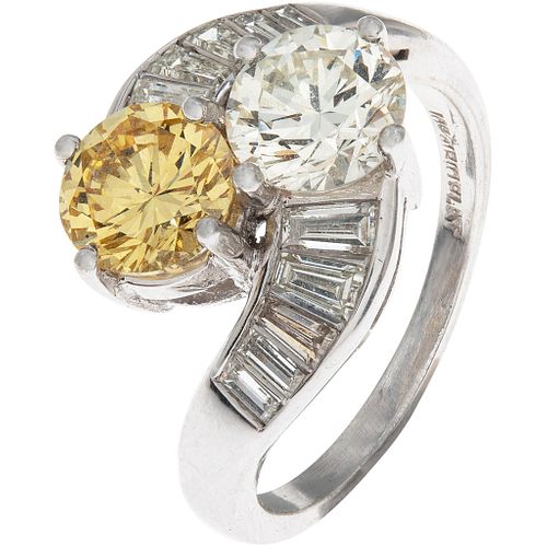 ANILLO CON DIAMANTES EN PLATINO. 2 Diamantes corte brillante ~1.95 ct  Claridad: VS2-SI1 Color: amarillo y J-K