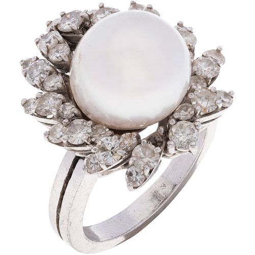 ANILLO CON PERLA CULTIVADA Y DIAMANTES EN PLATA PALADIO. Una perla blanca y diamantes corte 8x8 y suizo ~0.70 ct