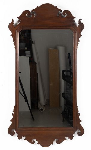 AMERICAN OR BRITISH CHIPPENDALE MAHOGANY LOOKING GLASS / WALL MIRROR