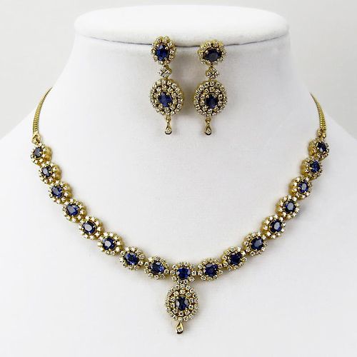 Approx. 17.50 Carat Sapphire, 7.0 Carat Round Brilliant Cut Diamond and 18 Karat Yellow Gold Necklace and Pendant Earring Sui