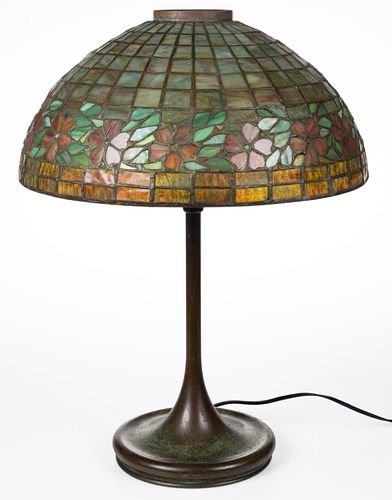 UNIQUE ART GLASS AND METAL CO. PERIWINKLE LEADED ART GLASS ELECTRIC TABLE LAMP