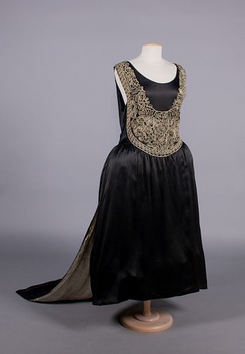 TRAINED PRESENTATION GOWN, c. 1924