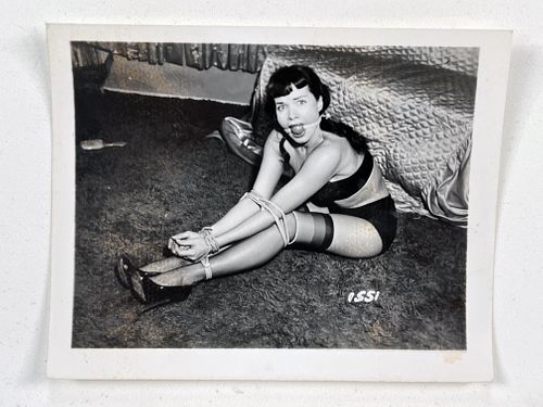 RARE BETTY PAGE STYLE PHOTOGRAPH ATT IRVING KLAW