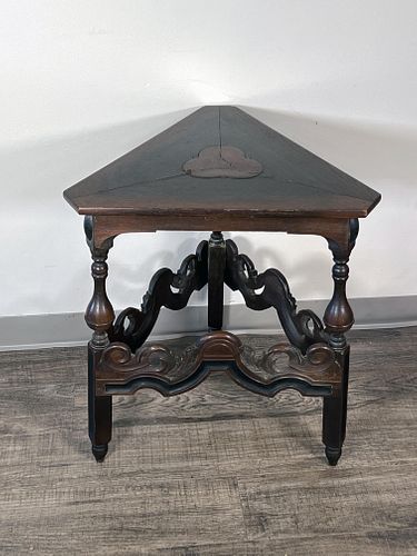 CARVED OAK TRIANGLE SIDE LAMP TABLE