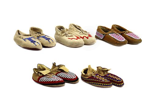 AUCTION Group of 5 Native American Moccasins c. 1940-60s (DW1352)