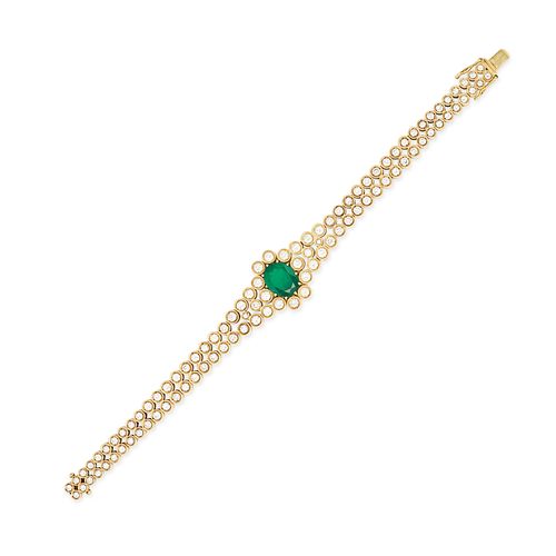 AN EMERALD AND DIAMOND CLUSTER BRACELET in 18ct yellow gold, set with an oval cut emerald of appr...