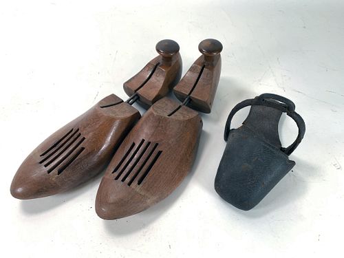 PAIR WOODEN SHOE TREES AND SLIPPER STIRRUP