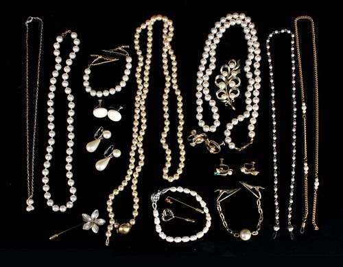 FAUX PEARL COSTUME JEWELRY LOT 