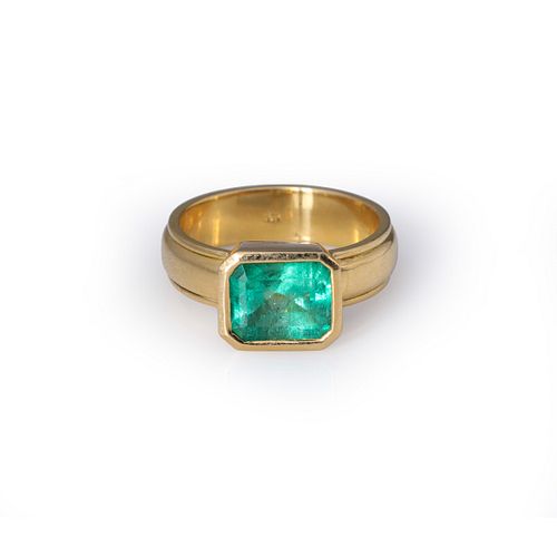 Heavy 18K Yellow Gold & Columbian Emerald Ring