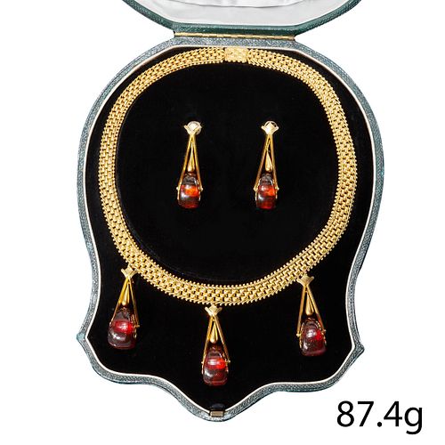 IMPRESSIVE AMBER AND GOLD DROP NECKLACE AND MATCHING PAIR OF EARRINGS