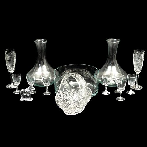 LOTE DE ARTÍCULOS DE MESA SIGLO XX Elaborados en cristal transparente Diferentes diseños Consta de 9 copas , 2 decantadores,...