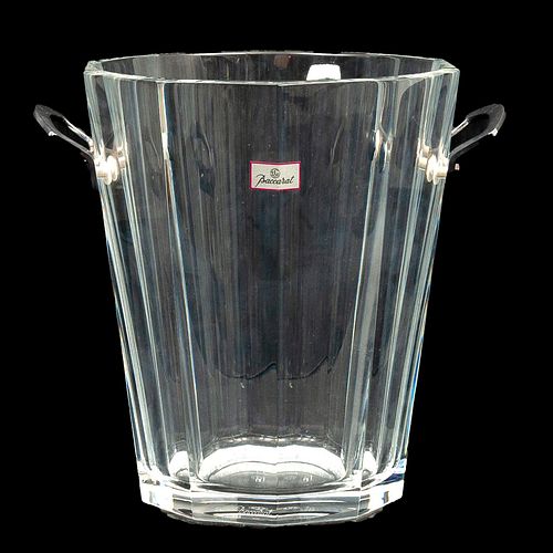 HIELERA FRANCIA SIGLO XX Elaborada en cristal transparente Sellado Baccarat Diseño orgánico con agarraderas de metal plate...