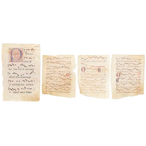 Cuatro hojas con notas musicales medievales. Medidas 51 x 33; 37 x 29.5; 38.5 x 28; 38.5 x 29.5 cm.  Piezas: 4.