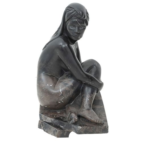 REBECA CHÁVEZ ESPINOSA (MÉXICO, 1951 - ). DESNUDO FEMENINO. Talla en mármol negro veteado. Firmado y fechado 1996. 58 cm de altura.