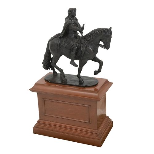 ESCULTURA ECUESTRE DE CARLOS IV. Bronce, patinado en color marrón; pedestal de madera. Ligeros detalles de conservación. 49.5 cm de alt