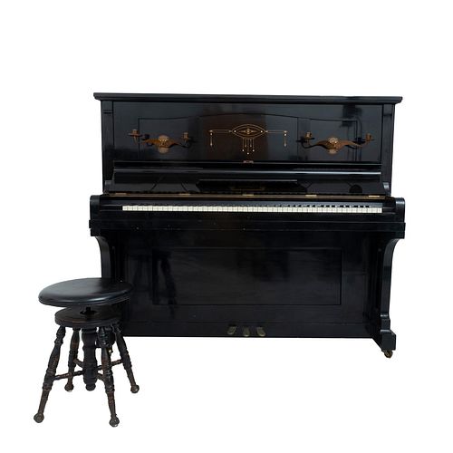 PIANO VERTICAL. ALEMANIA, SXX. De la marca GRUNERT JOHANN GEORGE STAD. Elaborado en madera laqueada color negra.