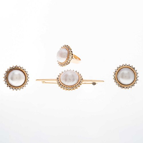 Anillo. prendedor y par de aretes con 4 medias perlas cultivadas color blanco de 18 mm y 100 diamantes corte 8 x 8 en oro amarillo d...