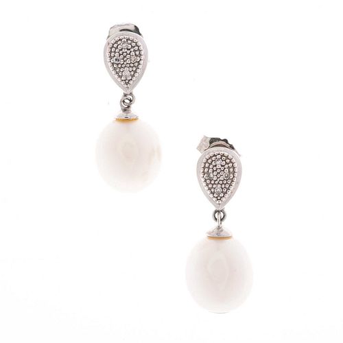 Par de aretes con 2 perlas cultivadas y 4 diamantes corte 8 x 8 en oro blanco de 14k. Peso: 3.0 g.