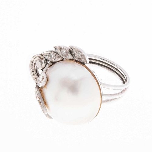 Anillo vintage con 1 media perla cultivada color blanco de 17 mm y 6 diamantes corte 8 x 8. en plata paladio. Talla: 5 1/2. Peso...