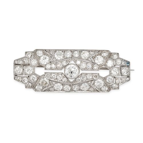 AN ANTIQUE ART DECO DIAMOND BROOCH in platinum, the pierced openwork brooch set throughout with o...