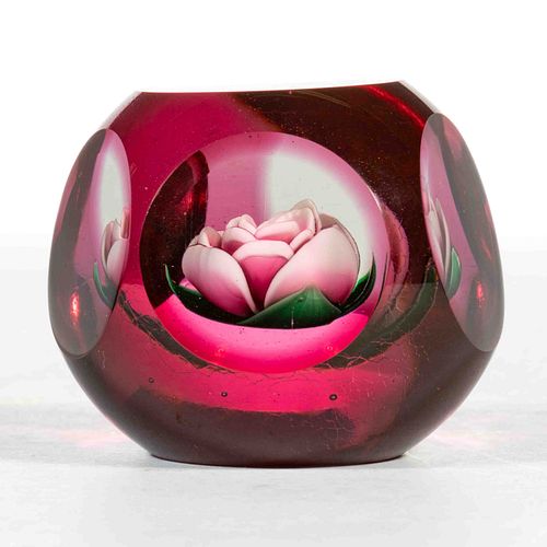 FRANCIS WHITTEMORE (AMERICAN 1921-2020) CRIMP ROSE OVERLAY STUDIO ART GLASS MINIATURE PAPERWEIGHT