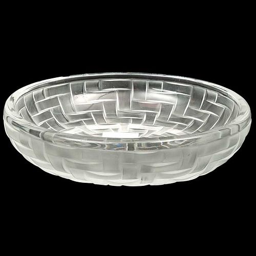 CENTRO DE MESA FRANCIA SIGLO XX Elaborado en cristal Sellado Lalique Diseño oval Decoración tipo cestería 32 cm longit...