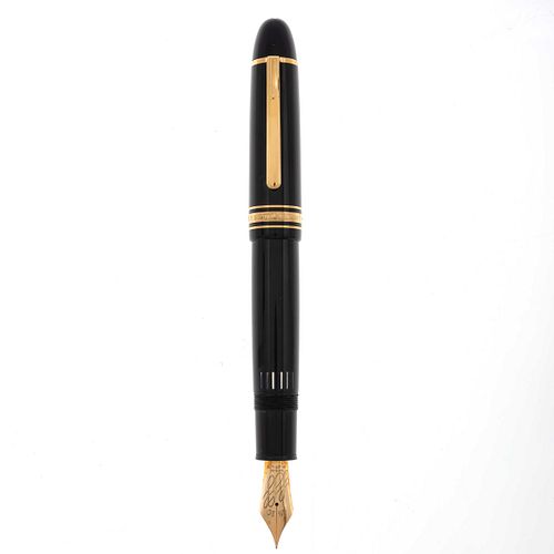 Artículos de escritura pluma fuente de la firma MontBlanc No 149. Cuerpo en resina color negro. Punto en oro amarillo de 18k. ...