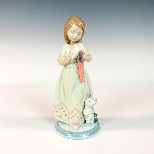 Stocking for Kitty 100669 - Lladro Porcelain Figurine