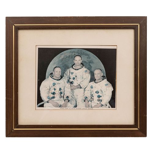Prime Crew of Fifth Manned Apollo Mission.  Fotografía, 18 x 24 cm. Firmada por Neil Armstrong, Michael Collins y Buzz Aldrin.