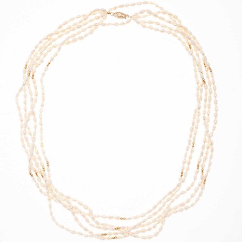 Collar de 5 hilos con perlas de río y broche en oro amarillo de 14k. Peso: 66.4 g.