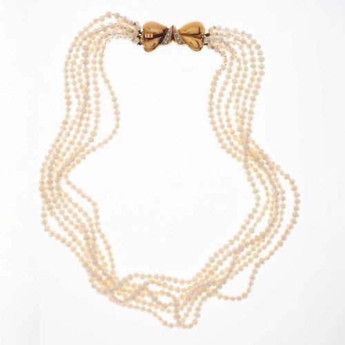 Gargantilla de 6 hilos con perlas y broche en oro amarillo de 18k. Peso:  53.1g