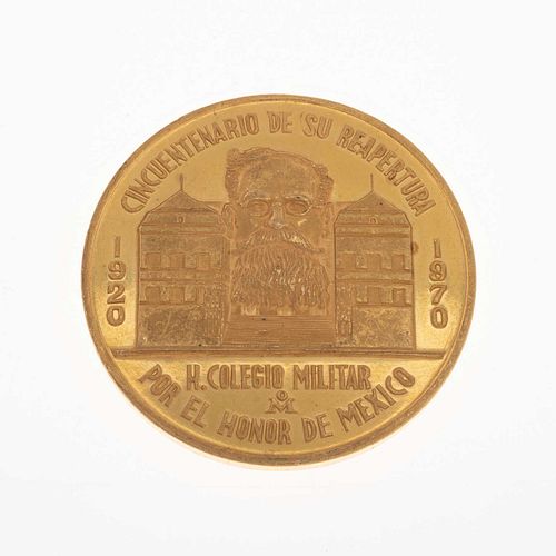 Medalla en oro amarillo de 21k. CINCUENTENARIO DE SU REAPERTURA H. COLEGIO MILITAR. Peso: 41.6 g.