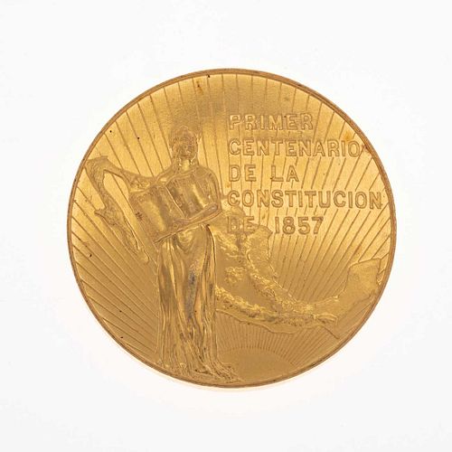Medalla en oro amarillo de 21k. PRIMER CENTENARIO DE LA CONSTITUCIÓN DE 1857. Peso: 41.5 g.
