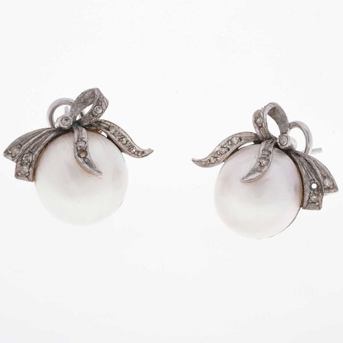 Par de aretes vintage con 2 medias perlas cultivadas color blanco de 15 mm y 18 diamantes corte 8 x 8. Peso: 11.7 g.