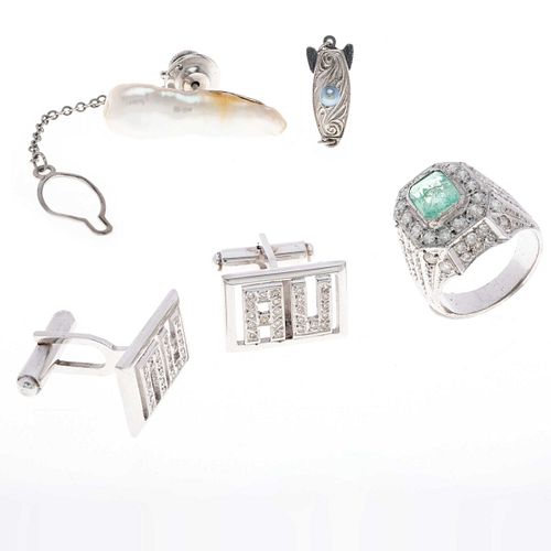 Anillo, par de mancuernillas, pin para solapa y broche con esmeralda, diamantes y perla en plata paladio, plata .925 y metal base.<R...