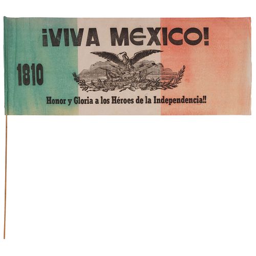 Banderín del Centenario de la Independencia de México.México: 1910. Papel china, 19 x 45 cm.