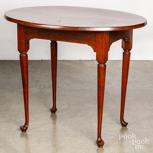 New England Queen Anne mahogany tea table