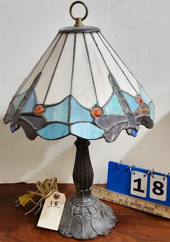 LEADED GLASS SHADE TABLE LAMP 19 1/2"