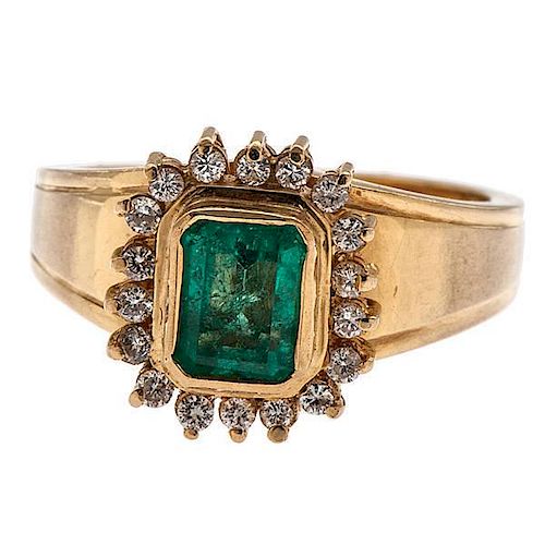 Ring with an Emerald and Diamonds in 18 Karat 