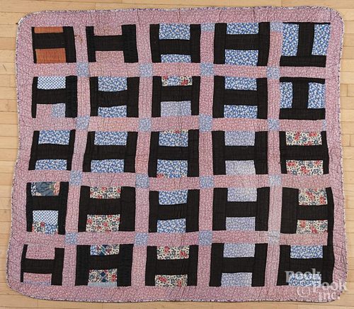 Pieced H pattern quilt, early 20th c., 62'' x 67''.