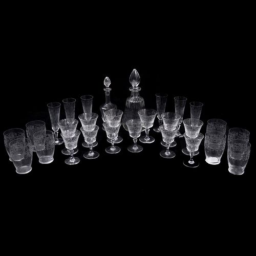...Juego de copas cristal de Baccarat Diseños florales Servicio para 6 personas 2 licoreras, 4 tamaños diferentes tamaños Li...
