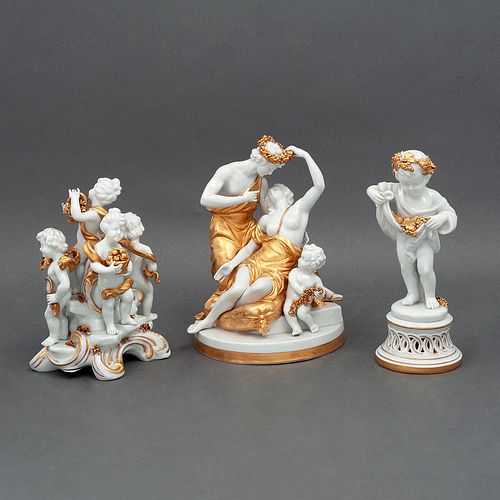 QUERUBINES ITALIA SIGLO XX Elaboradas en porcelana blanca Selladas Capodimonte Detalladas con esmalte dorado 22 cm altur...
