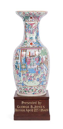 A DAOGUANG PERIOD FAMILLE ROSE FLOOR VASE AND PRESENTATION STAND