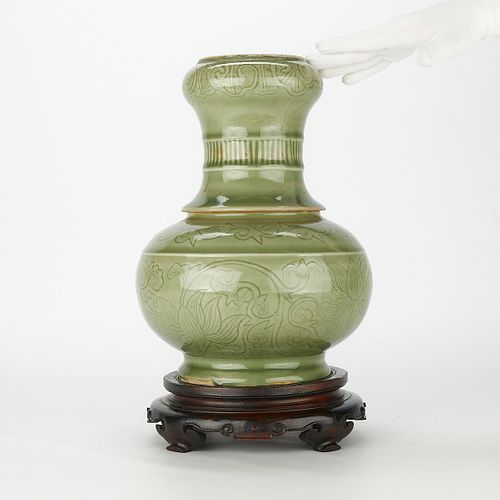Chinese Caledon Garlic Head Porcelain Vase