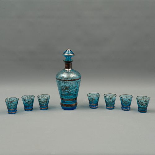 SET DE LICORERA SIGLO XX Elaborados en cristal  En color azul Detalles en esmalte plateado Consta de licorera y 7 vasitos...